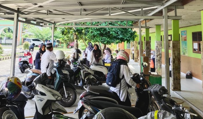 Waktu Pulang Tiba, Senyum Lega Guru ASN MTsN 1 Bungo Waktu Pulang Tiba, Senyum Lega Guru ASN MTsN 1 Bungo