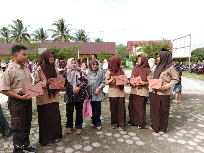 Senyum Bangga Orang Tua Iringi Siswa Berprestasi Saat Pembagian Rapor di MTsN 1 Bungo