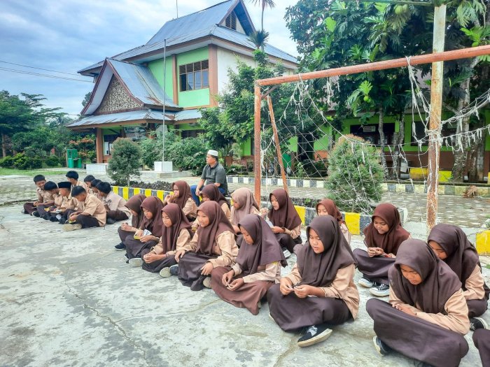Pembiasaan Pagi di MTsN 1 Bungo: Pak H. Afriwal, S.Pd.I., Sampaikan Arahan Bermakna kepada Peserta Didik