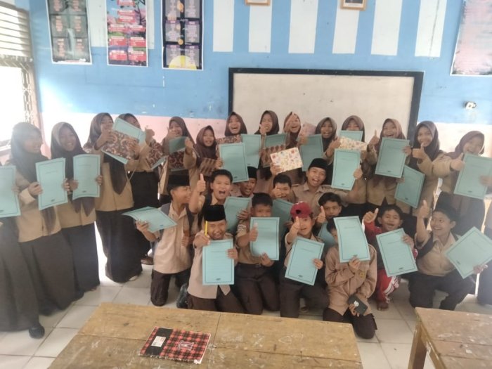 Siswa Kelas VII B MTsN 1 Bungo Semangat dan Termotivasi Setelah Terima Rapor Mid Semester