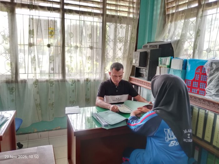 Jaga Hubungan Baik Alumni, Staf TU MTsN 1 Bungo Layani Administrasi dengan Sopan dan Ramah Jaga Hubungan Baik Alumni, Staf TU MTsN 1 Bungo Layani Administrasi dengan Sopan dan Ramah