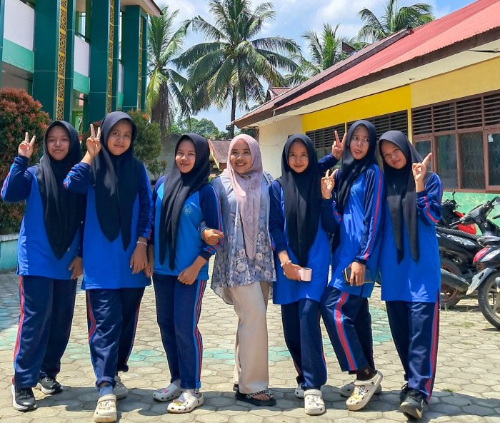 Reuni Kilat Penuh Kehangatan: Alumni MTsN 1 Bungo Kunjungi Madrasah, Disambut Mantan Wali Kelas di Sela Jam Mengajar