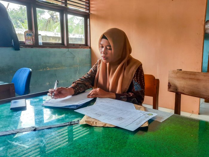 Guru Mapel MTsN 1 Bungo Sigap Periksa Hasil ASAS, Cerminkan Profesionalisme dan Dedikasi