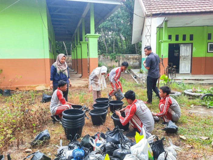 Dukung Pengembangan P5RA, MTsN 1 Bungo Giat Lakukan Pengisian Tanah dan Pupuk Kandang untuk Tanaman hias dan Herbal