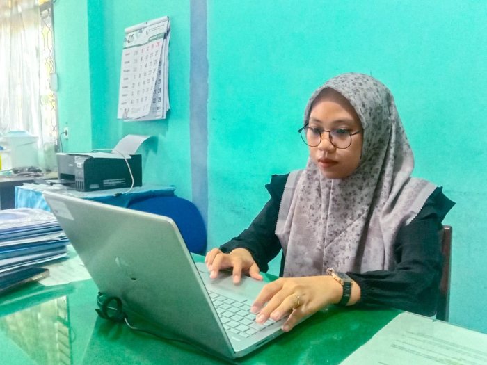 Refa Aprila, Operator EMIS MTsN 1 Bungo, Genjot Input Data Siswa Kelas VII