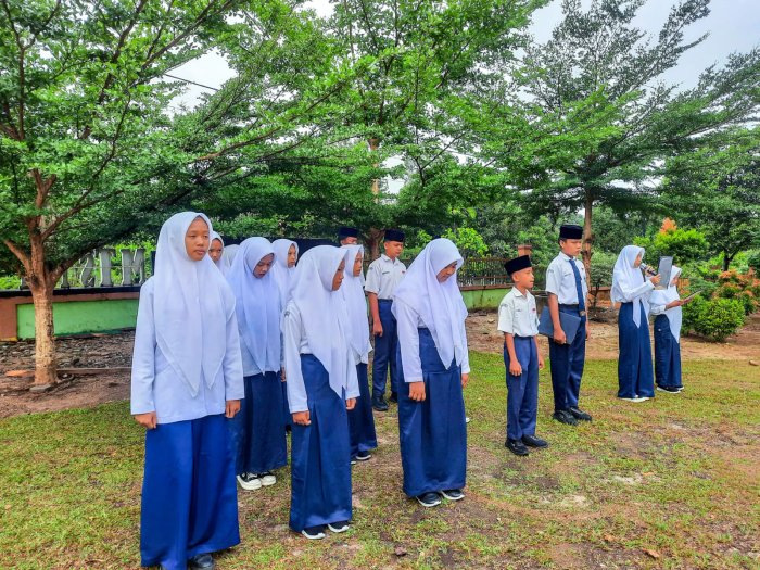 Penuh Kharisma, Seprita Ayulia Fitri VIIIB Pimpin Lagu Kebangsaan di MTsN 1 Bungo