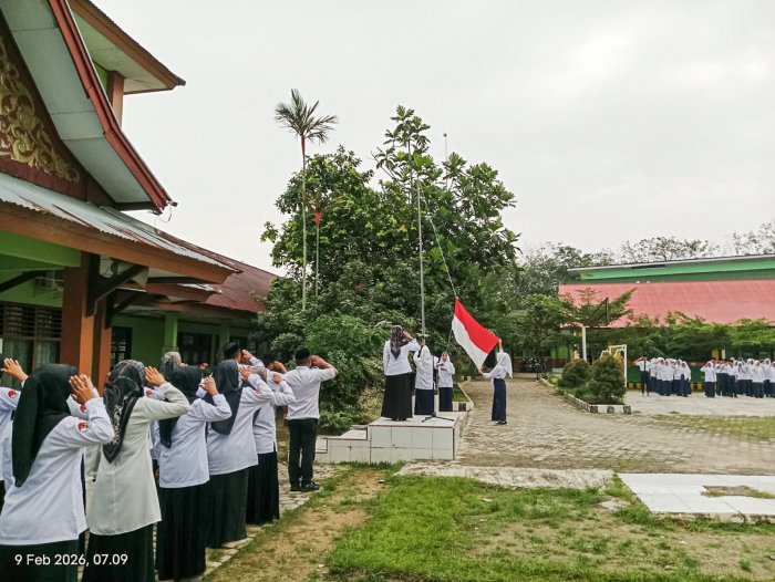 Upacara Bendera MTsN 1 Bungo Berlangsung Khidmat, Tanamkan Disiplin dan Cinta Tanah Air Upacara Bendera MTsN 1 Bungo Berlangsung Khidmat, Tanamkan Disiplin dan Cinta Tanah Air