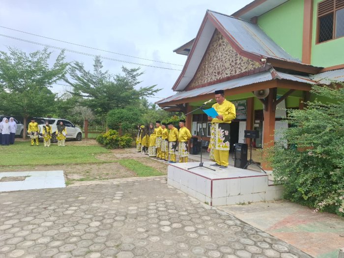 Guru Menginspirasi, Semesta Terjaga: MTsN 1 Bungo Gelar Upacara HGN dan HUT PGRI dengan Khidmat