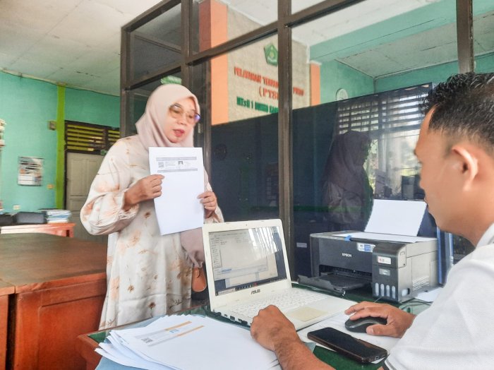 Sinergi Operator EMIS GTK dan Majelis Guru MTsN 1 Bungo Perkuat Kelengkapan Administrasi Madrasah