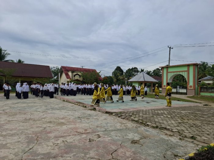 Wujudkan Kebersamaan: Seluruh Wali Kelas Jadi Komandan Pleton pada Upacara HGN MTsN 1 Bungo