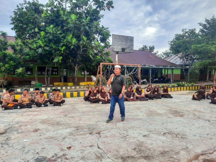 Persiapan Pembiasaan Pagi di MTsN 1 Bungo: Guru Piket Dampingi Siswa dengan Penuh Tanggung Jawab
