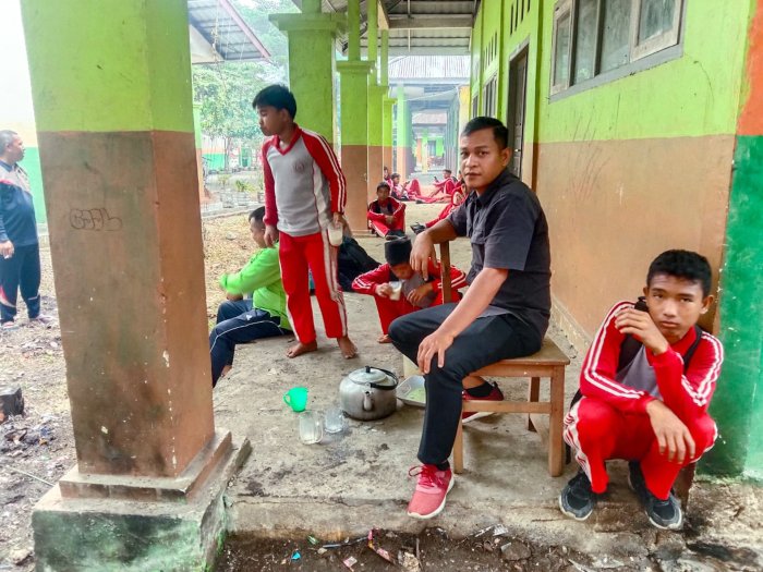 Semangat Gotong Royong di MTsN 1 Bungo, Minuman Dingin Jadi Pelepas Dahaga Semangat Gotong Royong di MTsN 1 Bungo, Minuman Dingin Jadi Pelepas Dahaga