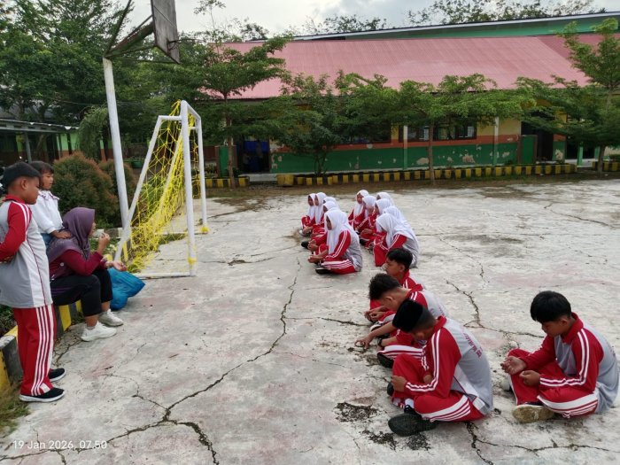 Fitra Hayati, S.Pd.,Gr Laksanakan Pembelajaran PJOK Melalui Arahan, Materi, dan Praktik Langsung