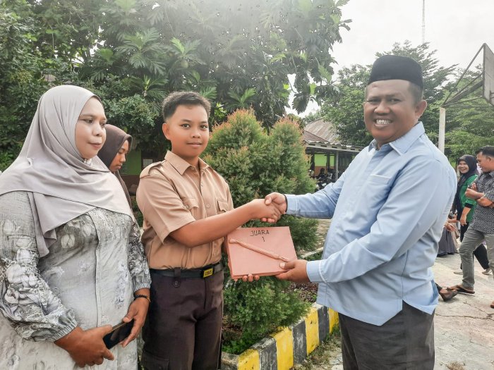 Didampingi Orang Tua, Juara Kelas MTsN 1 Bungo Terima Reward Langsung dari Kepala Madrasah