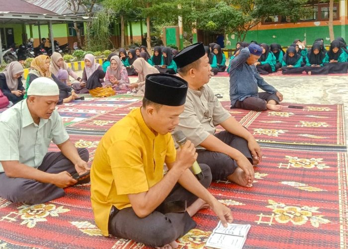 Lantunan Suara Pak Ridwan Pimpin Wirid Yasin Awali Kegiatan Jumat di MTsN 1 Bungo