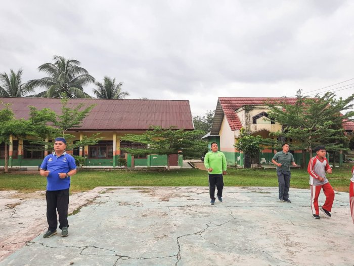 H. Afriwal, Guru Senior MTsN 1 Bungo, Ikuti Senam Pagi Bersama Warga Madrasah untuk Optimalkan Kesehatan