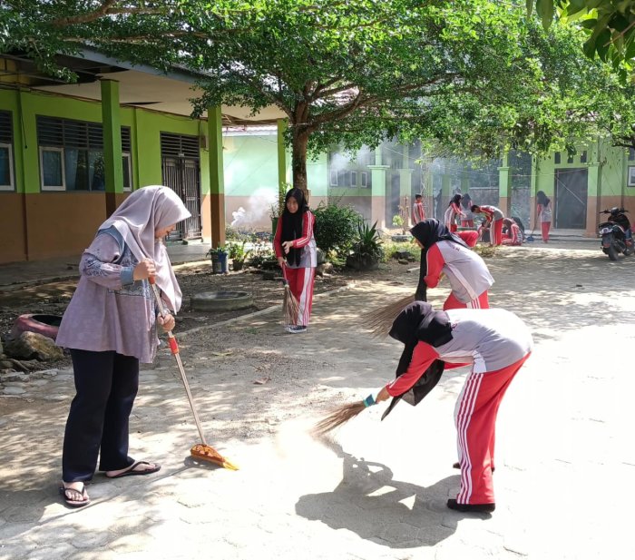 Teladan Nyata dari Kurikulum: Ibu Elfira Zuhria, S.Pd.I., Ajak Siswi MTsN 1 Bungo Jaga Kebersihan Lingkungan