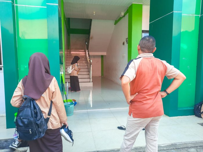 Jelang ASAS 2025, MTsN 1 Bungo Perkuat Gerakan Kebersihan: Waka Kesiswaan Lakukan Pendampingan Intensif