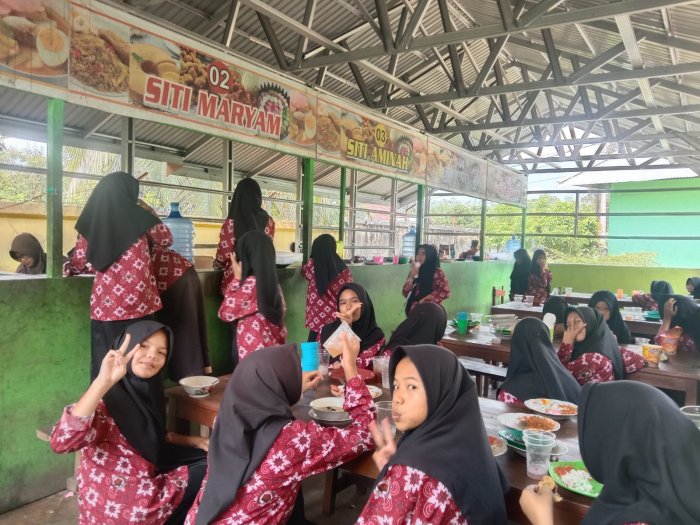 Keceriaan di Jam Istirahat Kantin Sehat MTsN 1 Bungo Keceriaan di Jam Istirahat Kantin Sehat MTsN 1 Bungo