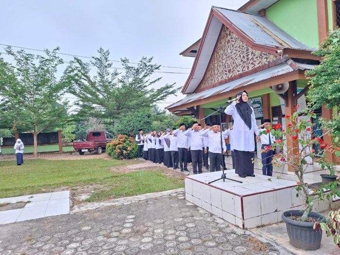 Disiplin dan Kebersihan Jadi Pesan Utama dalam Upacara Bendera MTsN 1 Bungo Disiplin dan Kebersihan Jadi Pesan Utama dalam Upacara Bendera MTsN 1 Bungo