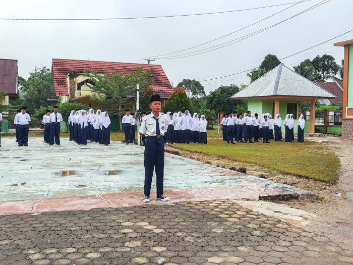 Tampil Percaya Diri, Andika Putra Mawari Jadi Sorotan: Pemimpin Upacara 8B Tuai Pujian dari Wali Kelas