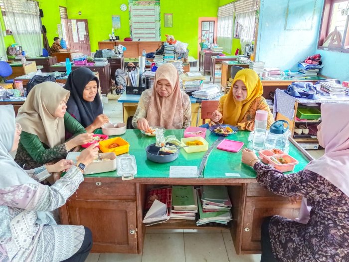 Budaya Makan Bersama, MTsN 1 Bungo : Modal Sosial yang Berharga Bagi Madrasah Budaya Makan Bersama, MTsN 1 Bungo : Modal Sosial yang Berharga Bagi Madrasah