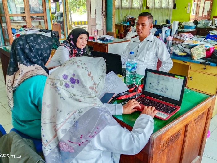 Diskusi Santai Waka Kesiswaan Bersama Guru MTsN 1 Bungo Bahas Penguplodan Bahan e-Kinerja