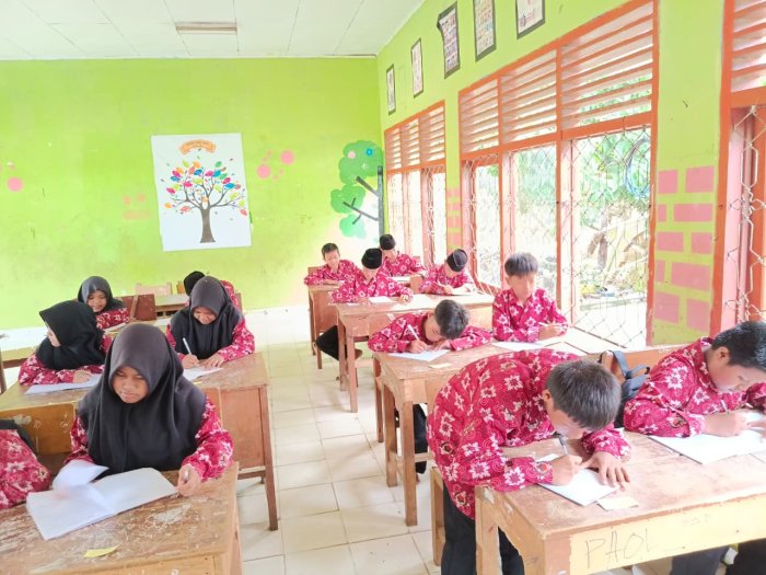 Inovasi Evaluasi di MTsN 1 Bungo: Siswa Kelas VII C Uji Seni Budaya dengan Metode Geser Tempat Duduk