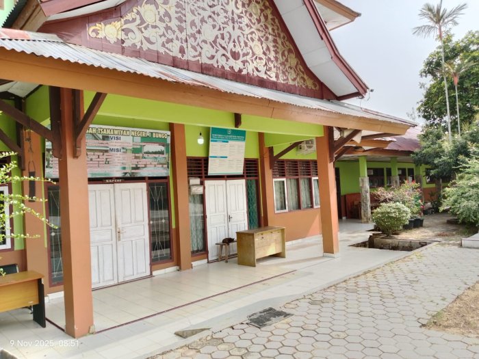 Konsisten! Meski Hari Libur, Kebersihan MTsN 1 Bungo Tetap Terjaga dan Siap Songsong Awal Pekan Konsisten! Meski Hari Libur, Kebersihan MTsN 1 Bungo Tetap Terjaga dan Siap Songsong Awal Pekan