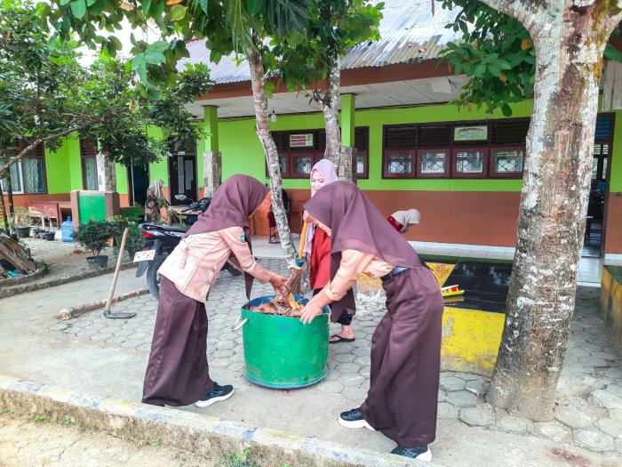 Guru Piket Kamis MTsN 1 Bungo Jadi Teladan dalam Menjaga Kebersihan