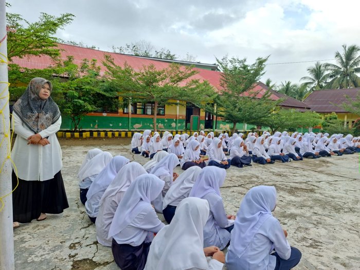 Awali Hari dengan Cahaya Iman, Pengajian Pagi MTsN 1 Bungo Berjalan Khidmat dan Lancar Awali Hari dengan Cahaya Iman, Pengajian Pagi MTsN 1 Bungo Berjalan Khidmat dan Lancar