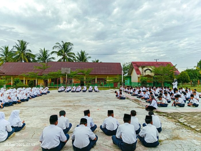 MTsN 1 Bungo Tanamkan Nilai Qurani Melalui Rutinitas Pagi MTsN 1 Bungo Tanamkan Nilai Qurani Melalui Rutinitas Pagi