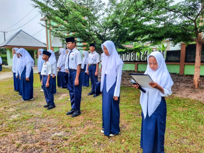 Puji Angjeli Tampil Percaya Diri sebagai MC Upacara: Siswi 8B Tuai Pujian dari Wali Kelas