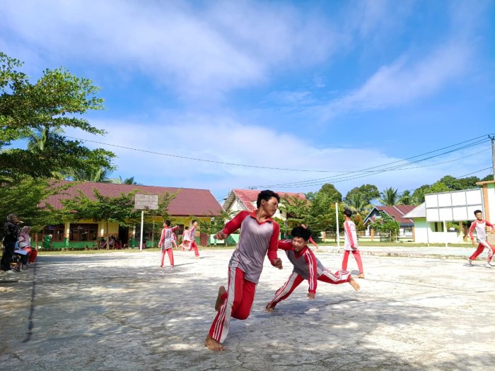 Kekompakan Jadi Kunci! Laga Hadang Classmeeting Hari Kedua MTsN 1 Bungo Berlangsung Seru dan Penuh Semangat