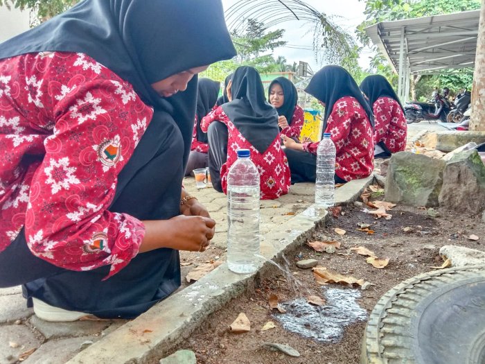 Serunya Belajar IPA di Alam: MTsN 1 Bungo Lakukan Percobaan Tekanan Zat Cair