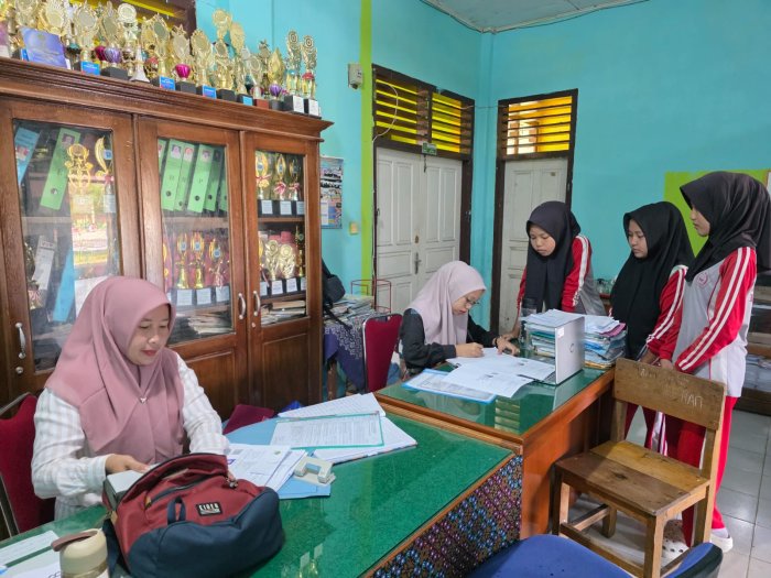 Pelayanan Cepat dan Sigap, Panitia UM MTsN 1 Bungo Siapkan Berkas Kelulusan Siswa Kelas IX
