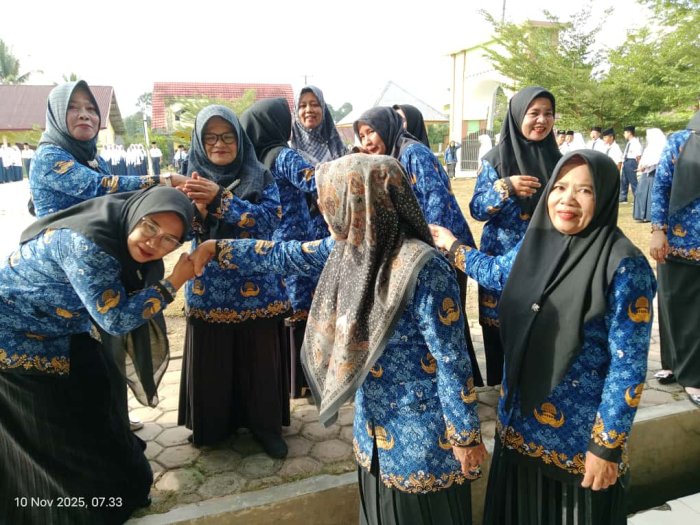 Usai Upacara, Guru dan Tendik MTsN 1 Bungo Lakukan Tradisi Bersalam-salaman Pererat Silaturahmi