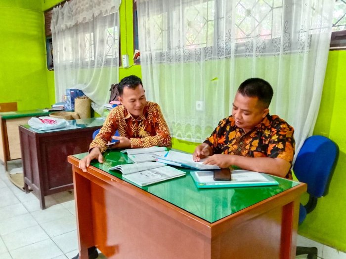 Majelis Guru dan Tendik MTsN 1 Bungo Antusias Siapkan Bahan e-Kinerja