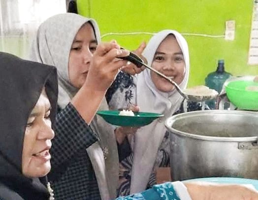 Sensasi Aroma Durian di MTsN 1 Bungo: Guru-Guru Kompak Masak Ketan Santan Durian