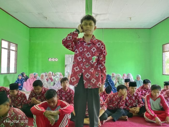 Musala Dipenuhi Jamaah, Sholat Zuhur Berjamaah MTsN 1 Bungo Berlangsung Khusyuk