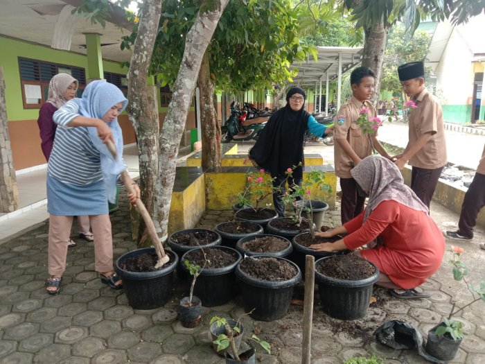 Semangat Hijau Guru MTsN 1 Bungo: Mekarnya Bunga Bunga Mewarnai Madrasah Semangat Hijau Guru MTsN 1 Bungo: Mekarnya Bunga Bunga Mewarnai Madrasah