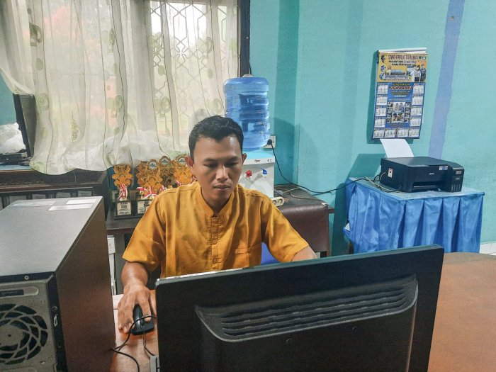 Optimalkan Layanan Madrasah, Staf TU MTsN 1 Bungo Siapkan Administrasi Semester Genap TA 2025-2026