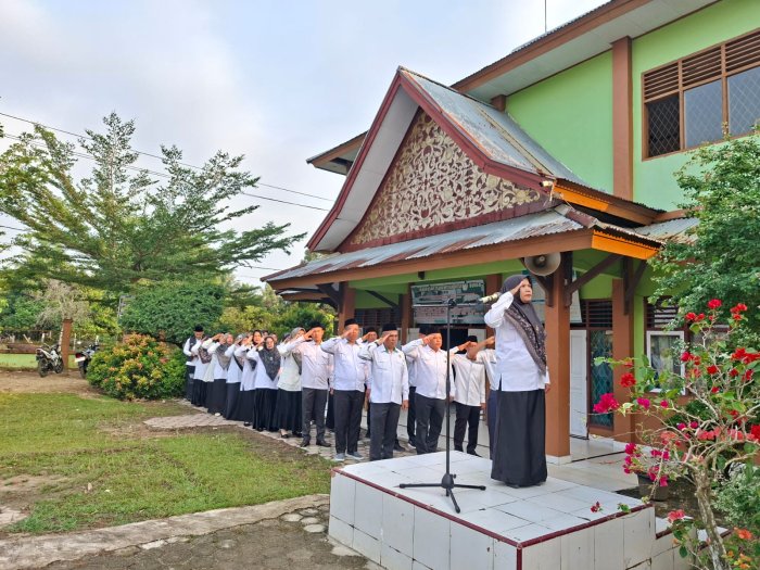 Disiplin dan Peduli Lingkungan, Semangat Upacara Bendera MTsN 1 Bungo Disiplin dan Peduli Lingkungan, Semangat Upacara Bendera MTsN 1 Bungo