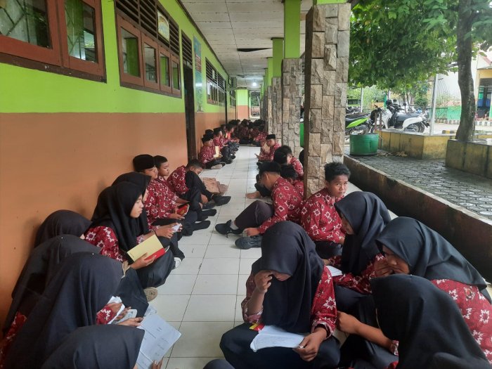 Cuaca Mendung Tak Halangi Semangat, Siswa MTsN 1 Bungo Tetap Ikuti Pengajian Rutin Pagi