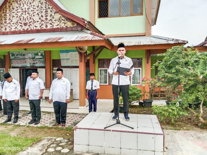 Tanamkan Semangat Anti Malas, Upacara Bendera MTsN 1 Bungo Berlangsung Khidmat