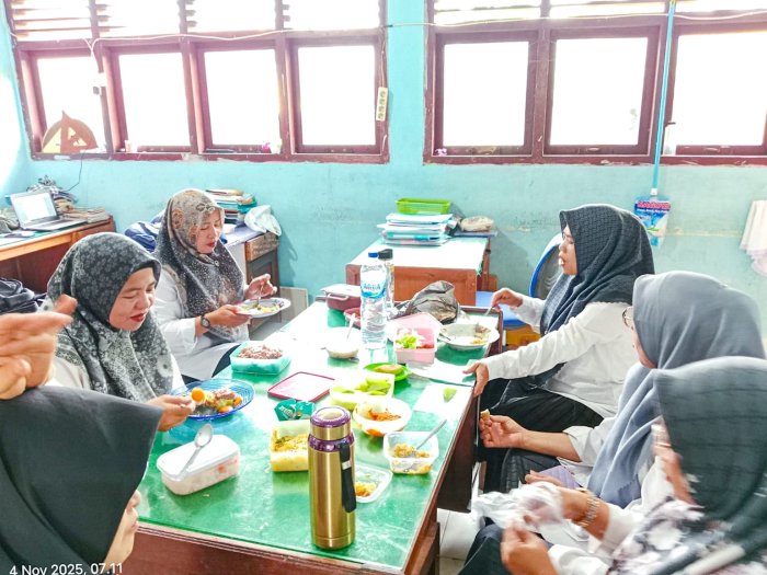 Jaga Solidaritas dan Energi, Guru MTsN 1 Bungo Awali Hari dengan Sarapan Bersama