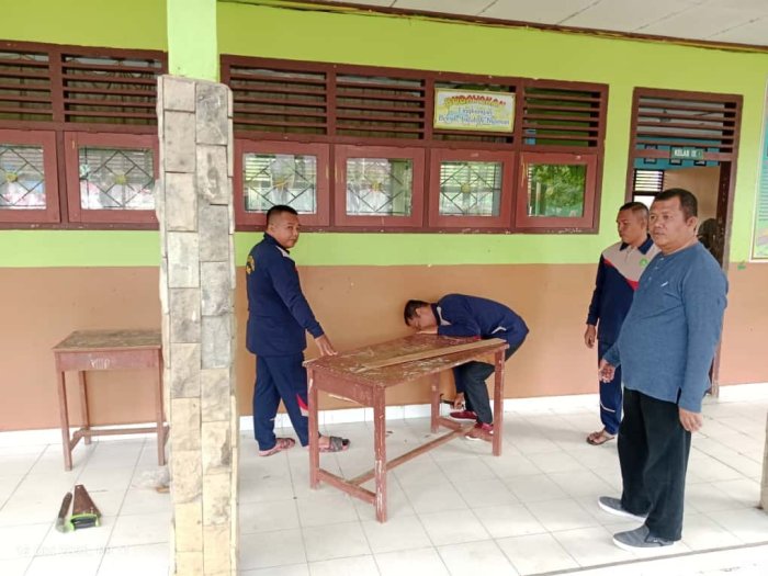 Solidaritas Kuat: Guru dan Staf Pria MTsN 1 Bungo Kompak Perbaiki Meja Kursi Siswa Solidaritas Kuat: Guru dan Staf Pria MTsN 1 Bungo Kompak Perbaiki Meja Kursi Siswa