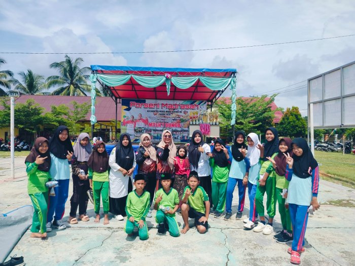 Antusias dan Kompak, Skuat Kontingen MI Nurul Falah Tanjung Agung Hadir di MTsN 1 Bungo Antusias dan Kompak, Skuat Kontingen MI Nurul Falah Tanjung Agung Hadir di MTsN 1 Bungo