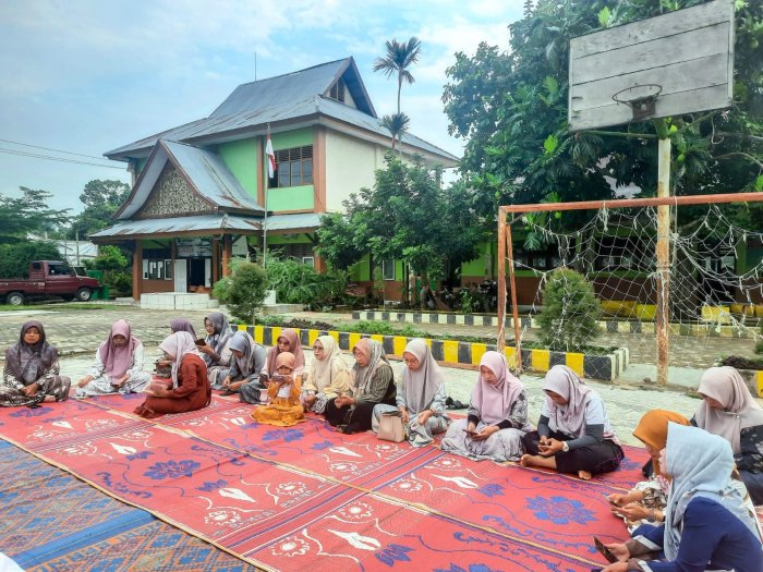 Ikuti Wirid Yasin di Halaman Utama Madrasah, Ibu-Ibu MTsN 1 Bungo: Bentuk Dukungan dalam Pembinaan Spiritual