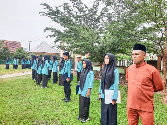 Doa Menyentuh Hati Warnai Hardiknas MTsN 1 Bungo, Aprilio Panjatkan Harapan untuk Madrasah Nyaman dan Generasi Berakhlak